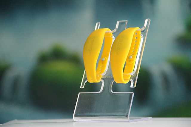 硅膠腕帶廠家:硅膠腕帶RFID電子標簽與NFC之間的關系 硅膠腕帶廠家:硅膠腕帶RFID電子標簽與NFC之間的關系