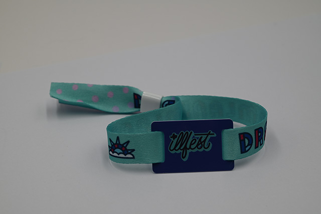 PVC智能卡的結(jié)構(gòu)主要包括三個部分 PVC智能卡的結(jié)構(gòu)主要包括三個部分