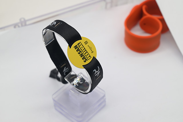 這樣的帶按鍵顯示屏可視銀行卡您是否見過呢？